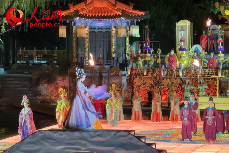 《長(zhǎng)恨歌》演出現(xiàn)場(chǎng)。人民網(wǎng)記者 李志強(qiáng)攝