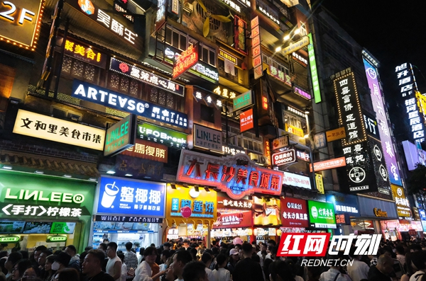 “五一”假期五一商圈客流激增，網(wǎng)紅長沙再現(xiàn)頂流效應。.jpg