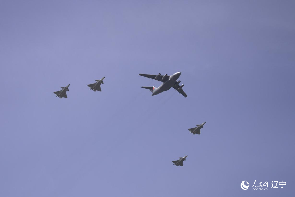 執(zhí)行第十二批在韓中國(guó)人民志愿軍烈士遺骸轉(zhuǎn)運(yùn)任務(wù)的運(yùn)-20進(jìn)入中國(guó)領(lǐng)空后，首次采用“五機(jī)編隊(duì)”的方式，由4架殲-20伴飛護(hù)航，與往年相比護(hù)航規(guī)格更高。人民網(wǎng)記者 邱宇哲攝