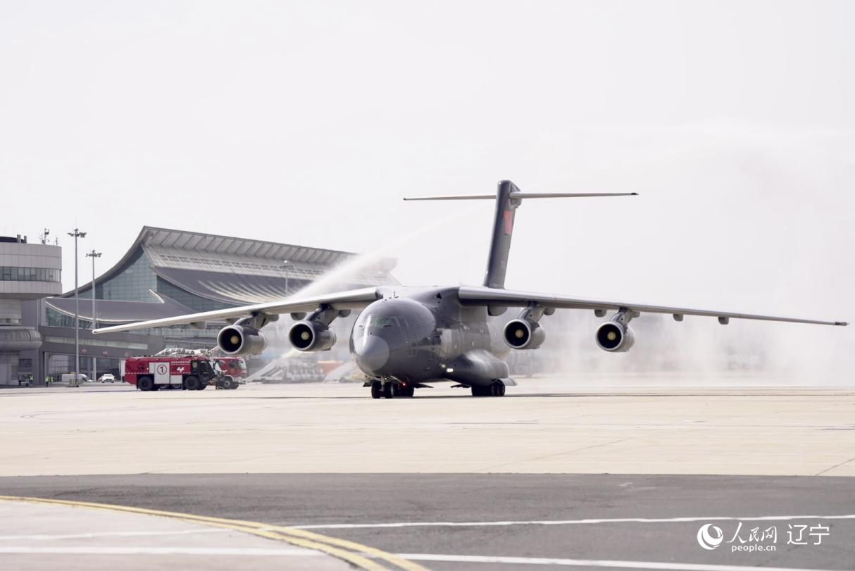 沈陽(yáng)桃仙國(guó)際機(jī)場(chǎng)以“過水門”最高禮遇迎接英烈回家。人民網(wǎng)記者 邱宇哲攝