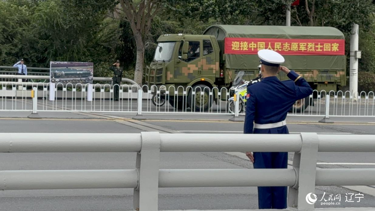 沈陽(yáng)市渾河橋東側(cè)，擺放著東風(fēng)—5C導(dǎo)彈的受閱照片。人民網(wǎng)記者 湯龍攝