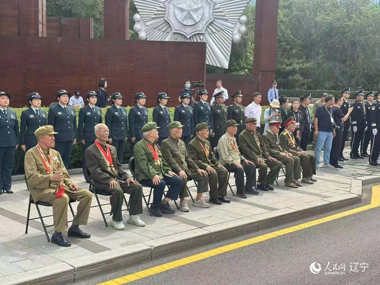沈陽(yáng)抗美援朝烈士陵園門前，志愿軍老戰(zhàn)士等候戰(zhàn)友的歸隊(duì)。人民網(wǎng)記者 周頌雪攝