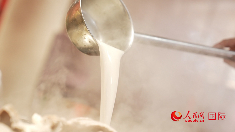 熬制中的徐州羊湯。人民網(wǎng)記者 蘇纓翔攝