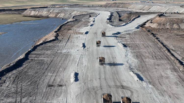 徐工無(wú)人電動(dòng)礦卡行駛在內(nèi)蒙古華能伊敏露天礦區(qū)。受訪對(duì)象供圖