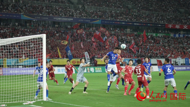 “蘇超”比賽現(xiàn)場(chǎng)。人民網(wǎng)記者 余樂(lè)攝