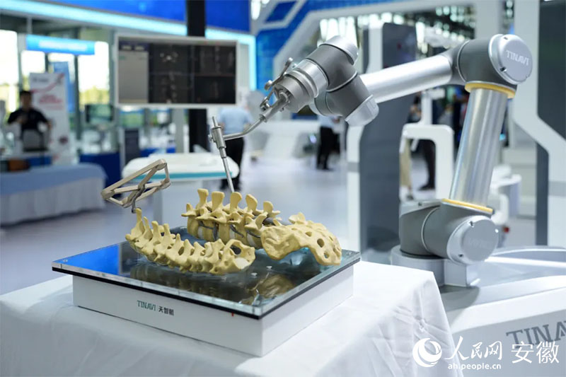 2024世界制造業(yè)大會上展出的骨科手術(shù)機(jī)器人。人民網(wǎng)記者 王銳攝