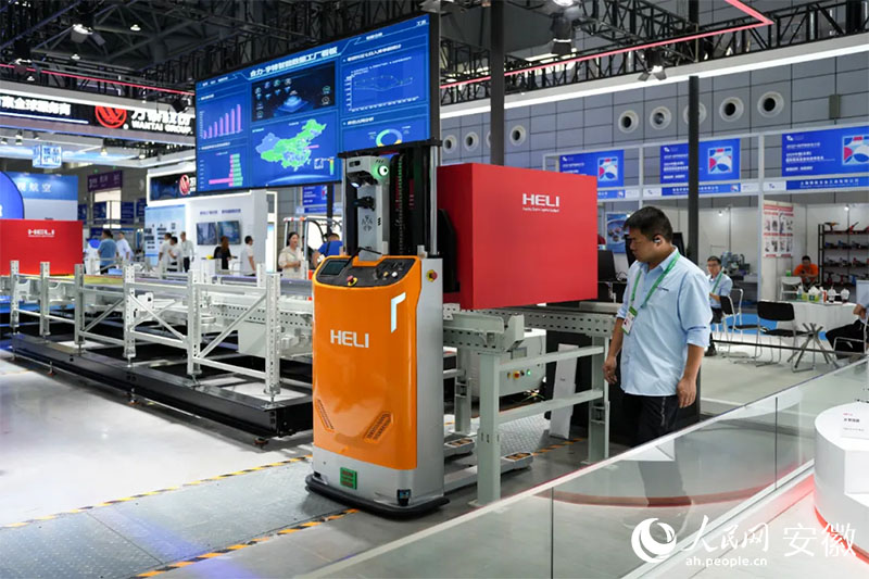 2024世界制造業(yè)大會上，合力將智能數(shù)據(jù)工廠系統(tǒng)帶進(jìn)展會。人民網(wǎng)記者 王銳攝