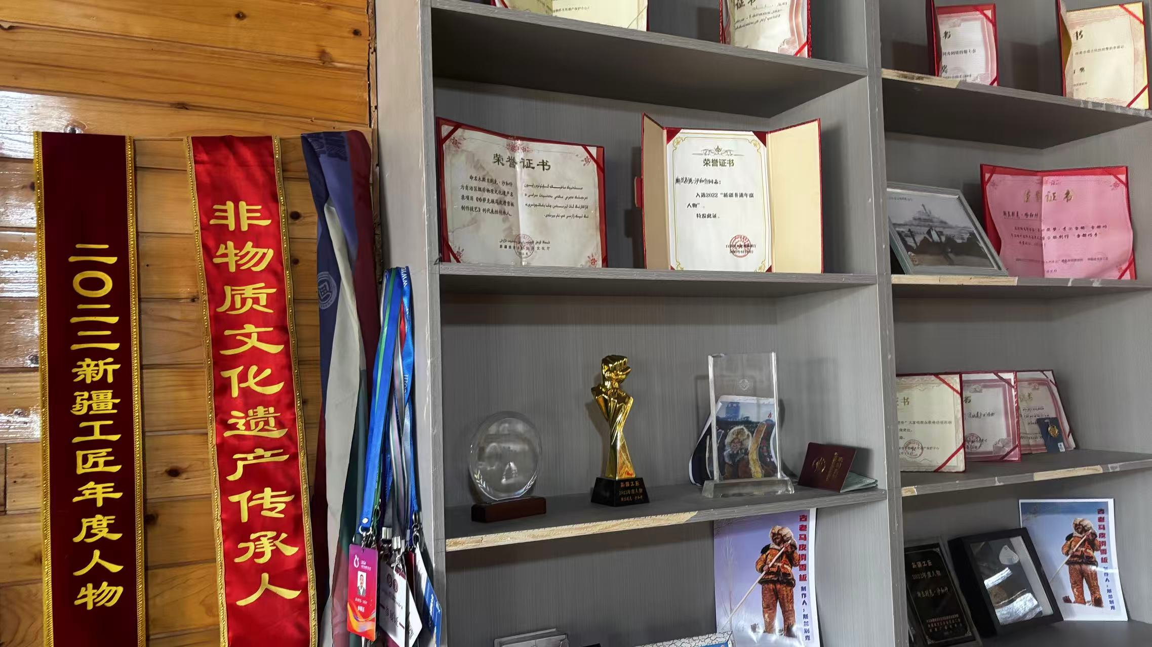 農(nóng)牧民古老毛皮滑雪板制作培訓(xùn)基地榮譽墻一角。