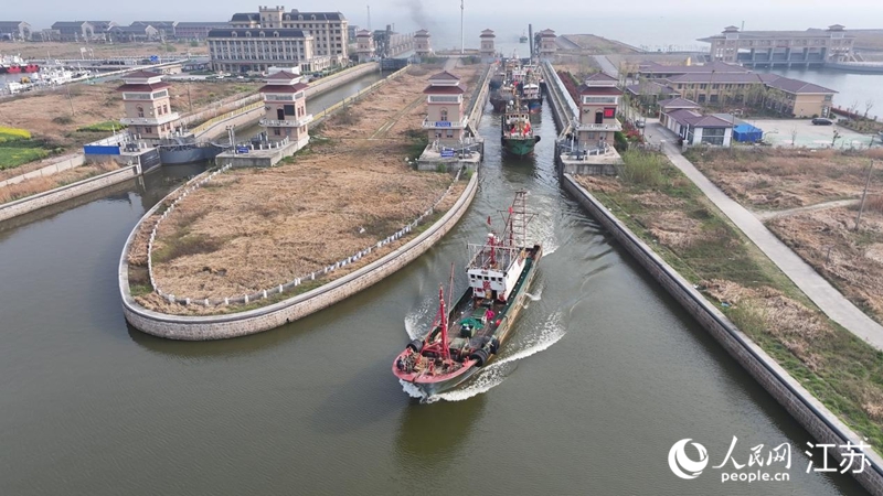 接鮮船駛過南通啟東呂四漁港船閘。人民網(wǎng)記者 余樂攝