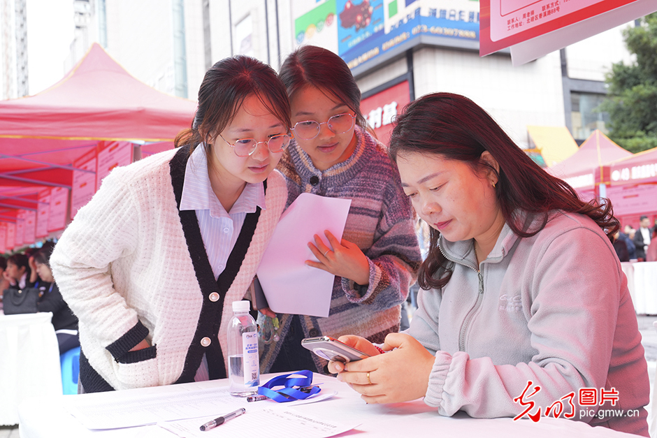 【職引未來(lái)】求職招聘“雙向奔赴”，穩(wěn)崗就業(yè)精準(zhǔn)發(fā)力