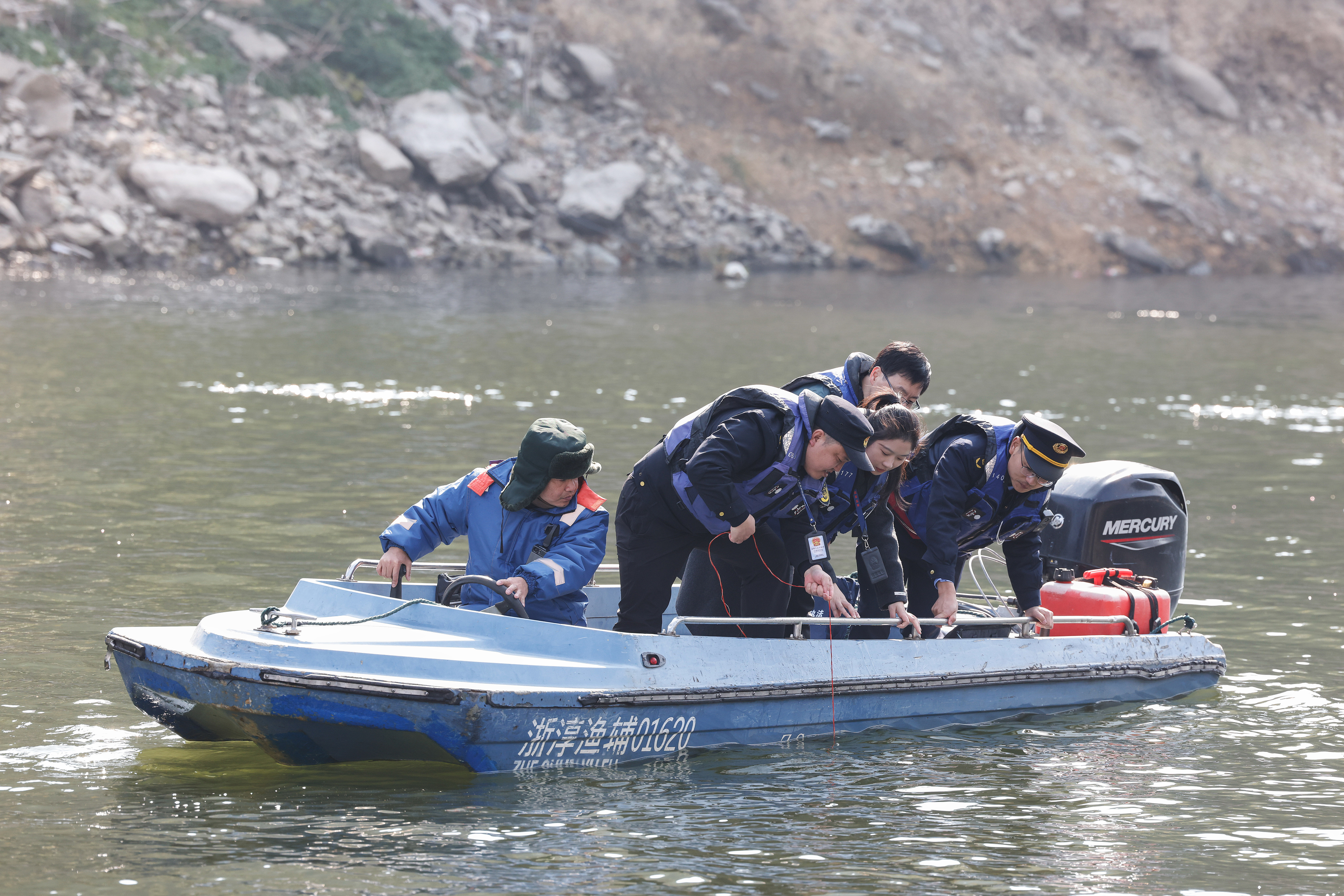 2025年12月4日，浙江杭州淳安縣與安徽黃山歙縣紀(jì)檢監(jiān)察干部及綜合行政執(zhí)法人員對(duì)浙皖交界的新安江鳩坑口水域進(jìn)行常態(tài)化巡河，共同保護(hù)漁業(yè)資源和水域生態(tài)環(huán)境。