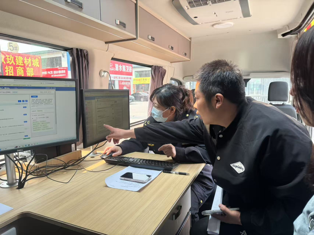 沈陽市大東區(qū)市場監(jiān)督管理局將政務(wù)服務(wù)窗口“搬”到商戶“家門口”，現(xiàn)場為經(jīng)營主體集中辦理并頒發(fā)營業(yè)執(zhí)照。沈陽市營商局供圖