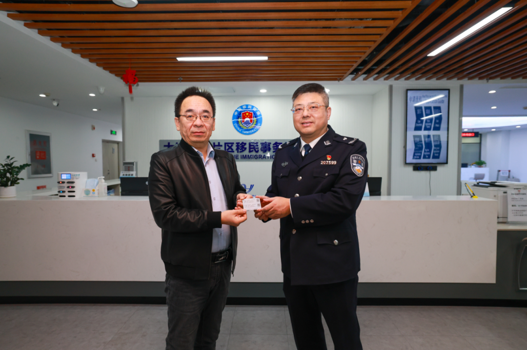 全省首張往來港澳人才簽注落地大連自貿(mào)片區(qū)。遼寧自貿(mào)試驗(yàn)區(qū)大連片區(qū)供圖