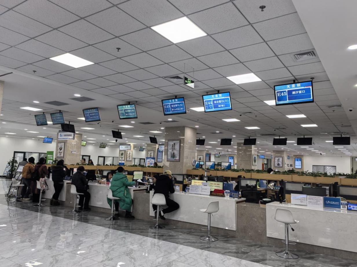 沈陽市蘇家屯區(qū)創(chuàng)新推出全程網(wǎng)辦、網(wǎng)上申辦+材料郵寄等多元辦理模式，打破傳統(tǒng)政務(wù)服務(wù)的時(shí)空限制。蘇家屯區(qū)委宣傳部供圖