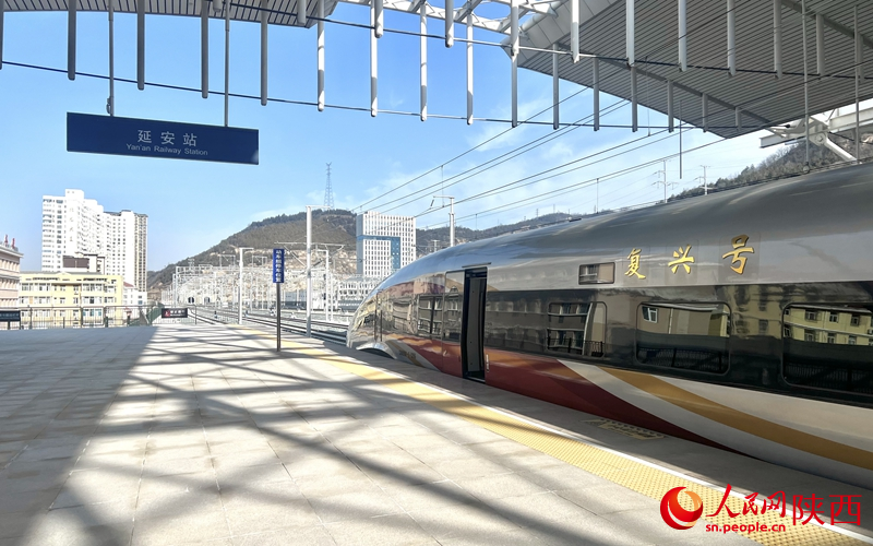 2025年12月26日，C9312次復(fù)興號列車抵達(dá)延安站。人民網(wǎng)記者 鄧楠攝