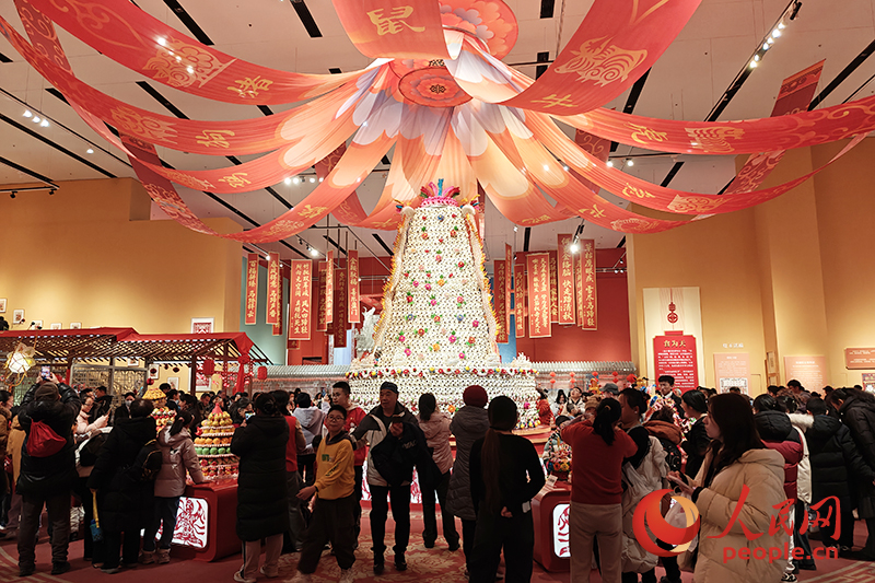 觀眾在中國非物質(zhì)文化遺產(chǎn)館參觀展覽。人民網(wǎng)記者 韋衍行攝