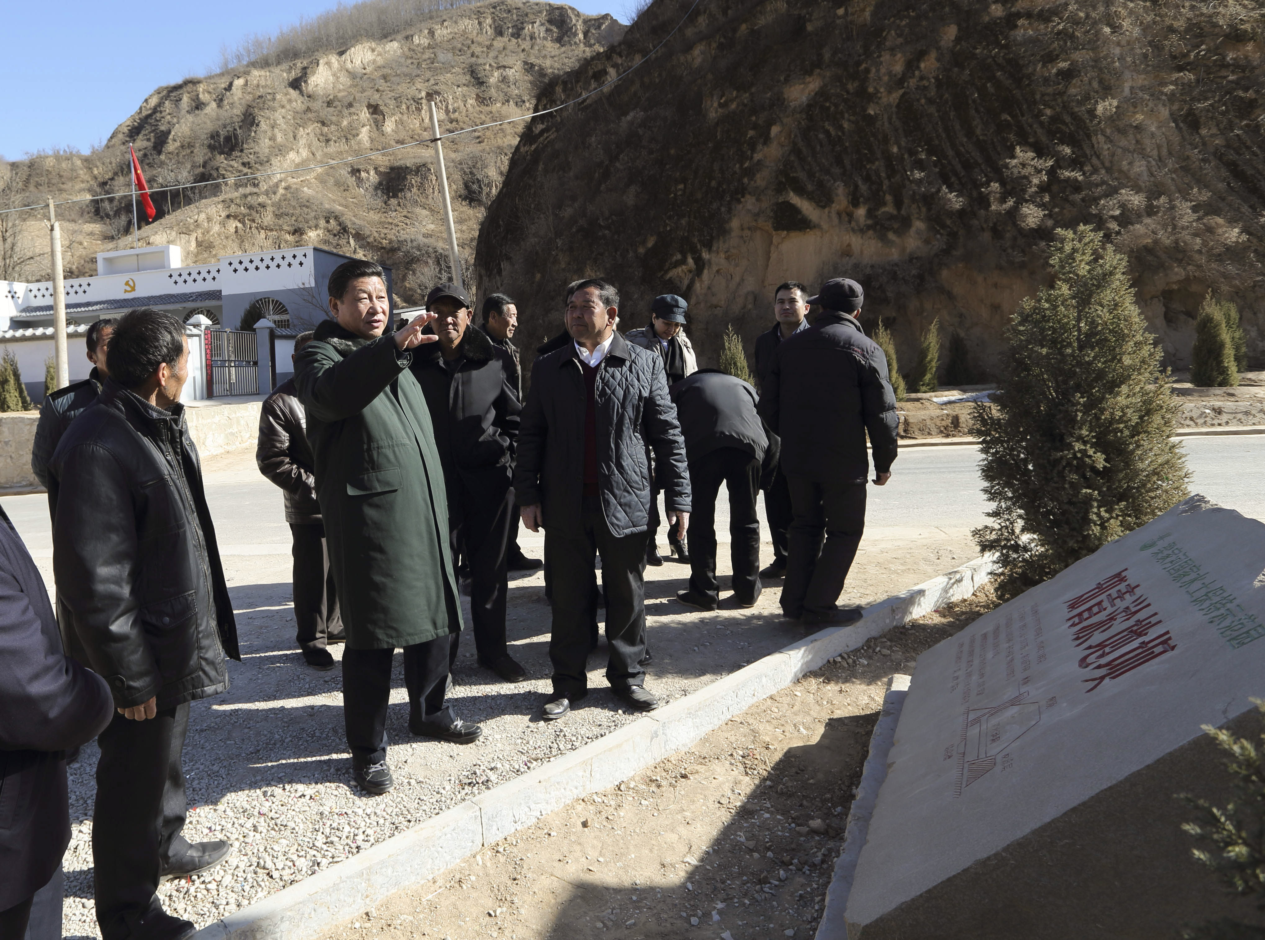 2015年春節(jié)前夕，習(xí)近平來(lái)到陜西考察調(diào)研，第一站便來(lái)到延安市延川縣梁家河村。新華社 發(fā)