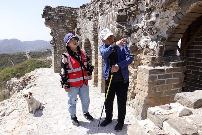 在明長城遺址上，梅景田給外甥女劉紅巖講述長城故事。