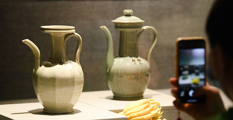 2021年9月14日，浙江省博物館，觀眾在拍攝北宋龍泉窯執(zhí)壺（左）和龍泉青瓷藝人劉杰制作的執(zhí)壺。