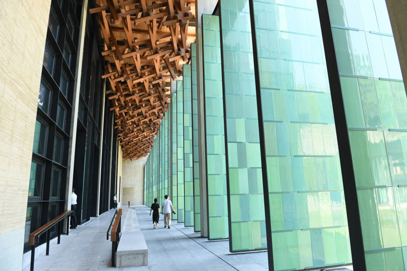 2022年7月23日，杭州國家版本館屋頂?shù)哪緲?gòu)和青瓷門扇相映成趣。