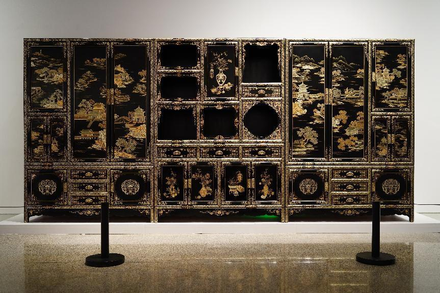 2023年7月9日，北京，中國(guó)工藝美術(shù)館·中國(guó)非物質(zhì)文化遺產(chǎn)館，“山西特色專業(yè)鎮(zhèn)平遙非遺雙寶中華行”展覽展出的推光漆器作品。