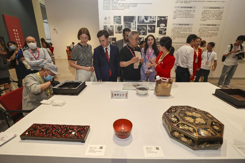 2023年5月28日，北京，推光漆器匠人為駐華使節(jié)展示技藝。