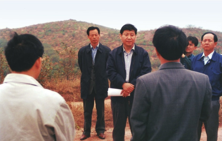 1999年11月，習(xí)近平在龍巖市長汀縣河田水土流失治理區(qū)調(diào)研。圖源：《習(xí)近平在福建（下）》