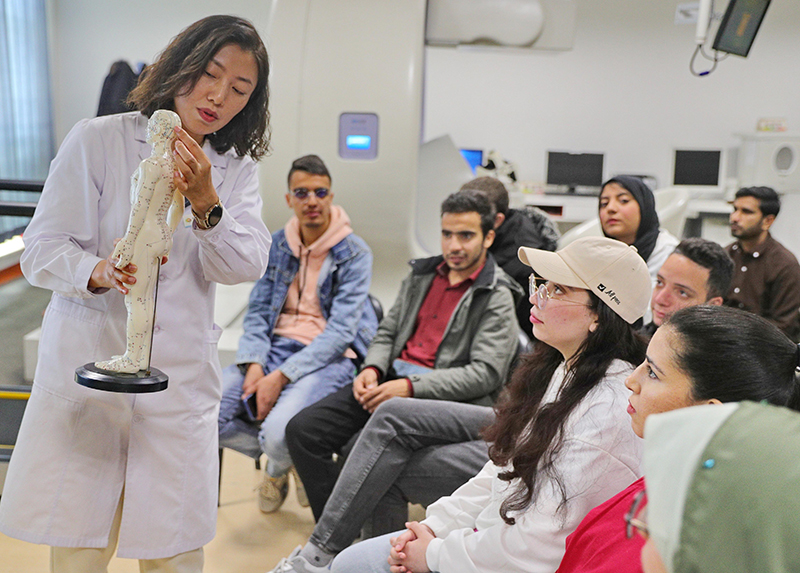 2023年4月19日，河北省秦皇島市中醫(yī)醫(yī)院醫(yī)務(wù)工作者為燕山大學(xué)外國留學(xué)生講解中醫(yī)經(jīng)絡(luò)知識。