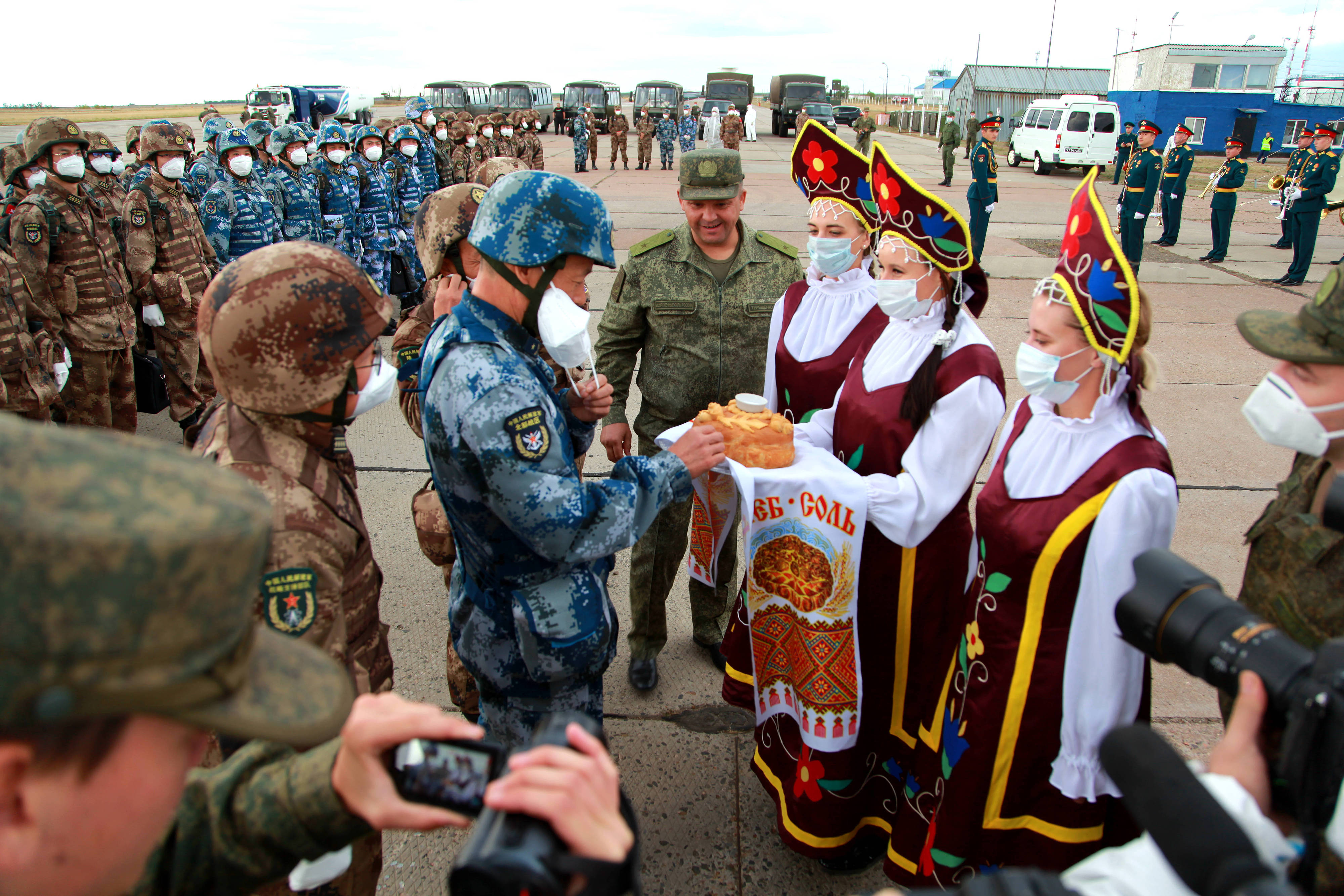 當(dāng)?shù)貢r(shí)間2021年9月10日，跨境參加“和平使命-2021”上海合作組織成員國(guó)聯(lián)合反恐軍演的中方部隊(duì)導(dǎo)演部抵達(dá)俄羅斯奧倫堡“東古茲”靶場(chǎng)演習(xí)地域。圖為俄方人員為中方人員舉行歡迎儀式。