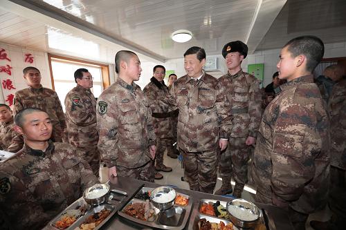 2014年1月26日中午，習近平來到連隊食堂，同戰(zhàn)士們一起用餐。新華社記者 李剛 攝