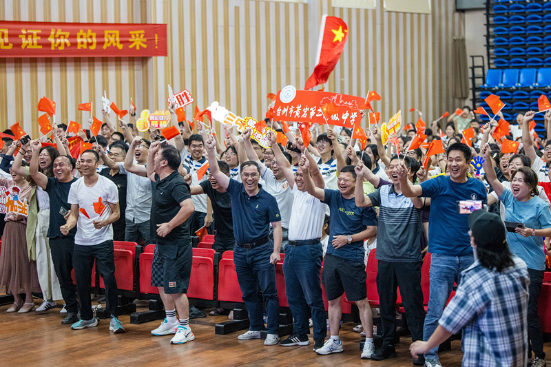 北京時(shí)間7月27日，2024年巴黎奧運(yùn)會(huì)首個(gè)比賽日，在射擊10米氣步槍混合團(tuán)體比賽中，中國選手黃雨婷/盛李豪獲得金牌。圖為黃雨婷的母校師生們通過收看奧運(yùn)直播的方式為她加油助威。