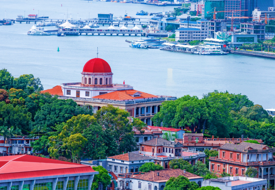 鼓浪嶼素有“萬國建筑博物館”的美譽(yù)，八卦樓作為全國重點文物保護(hù)單位，是鼓浪嶼世界文化遺產(chǎn)核心要素之一。楊勁堅 攝