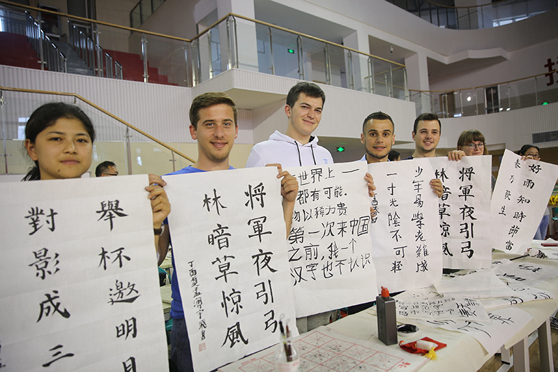 2017年6月5日，來自青島大學(xué)和中國石油大學(xué)（華東）的外國留學(xué)生在展示剛剛現(xiàn)場完成的書法作品。