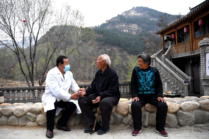 2020年4月15日，在河北阜平縣龍泉關(guān)鎮(zhèn)駱駝灣村，村醫(yī)霍建國為村民把脈。
