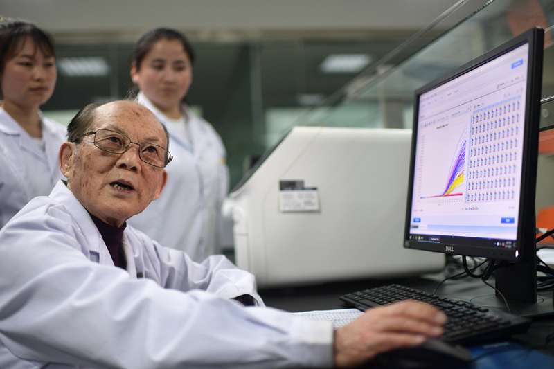 2021年6月17日，吳天一（前）在青海西寧的實驗室內(nèi)和學生討論。