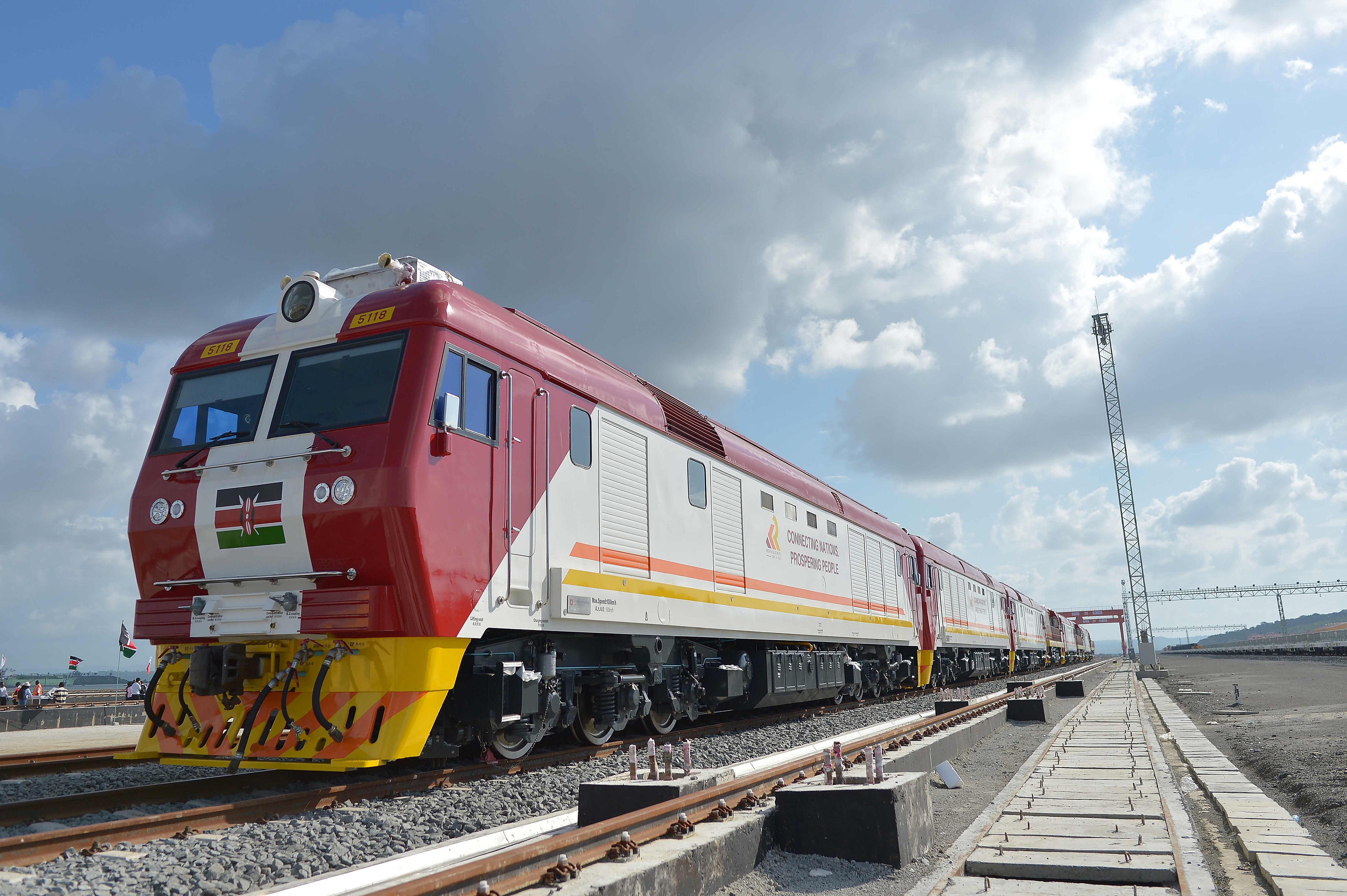 當(dāng)?shù)貢r間2017年5月30日，肯尼亞蒙巴薩，連接肯尼亞港口城市蒙巴薩和首都內(nèi)羅畢的蒙內(nèi)鐵路正式竣工通車。