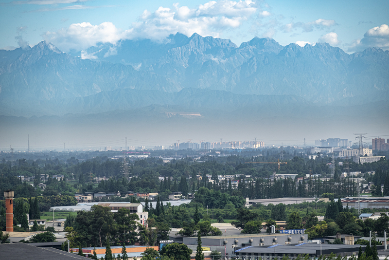 2024年7月1日，成都天氣晴好，遠(yuǎn)處雪山清晰可見(jiàn)。