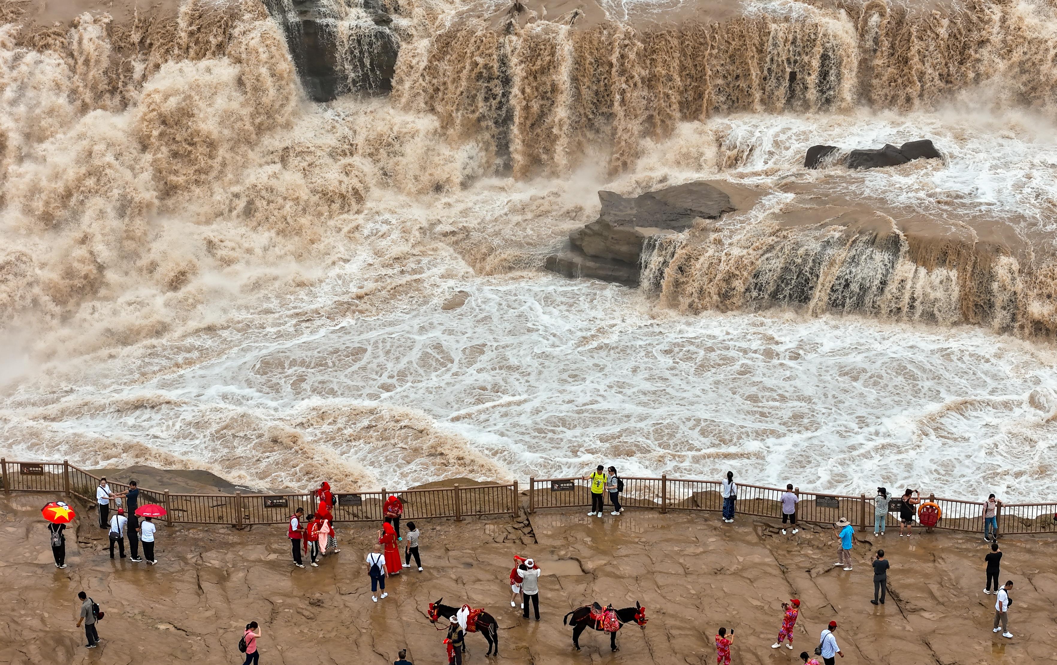 △2024年9月，游客在黃河壺口瀑布景區(qū)游覽。