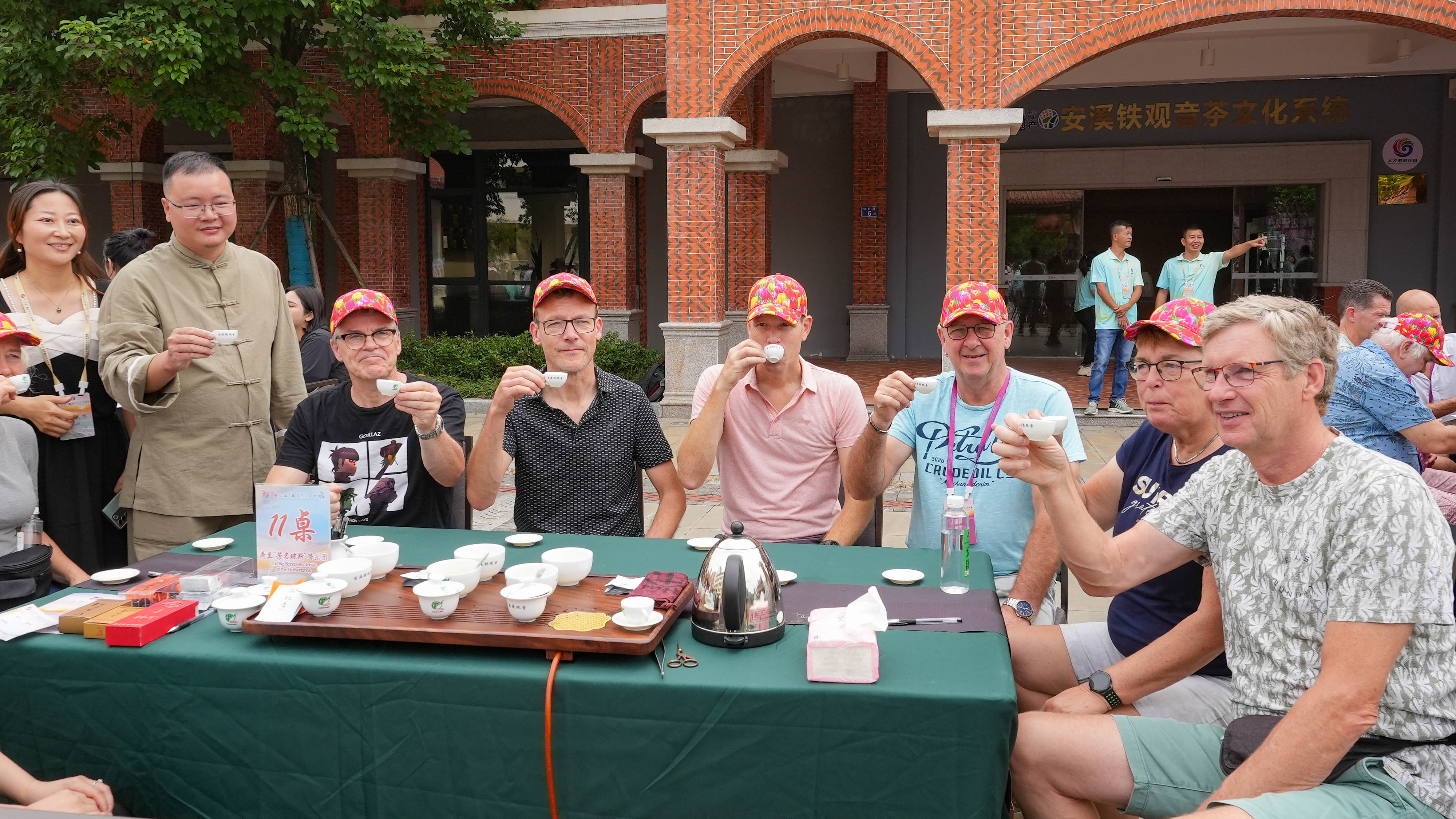 △2023年10月4日，福建泉州，外國人品中國茶。