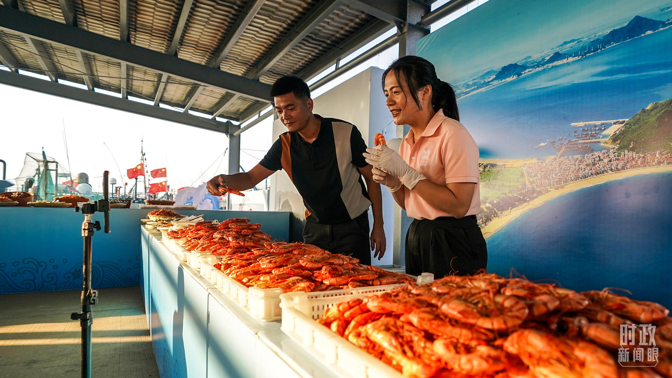 △正在直播賣(mài)貨的澳角村村民。（總臺(tái)記者李晉拍攝）