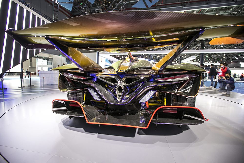 2020年11月5日，上海，來自德國的全球首款全碳纖維跑車亮相進(jìn)博會。該車總重量只有1250KG。