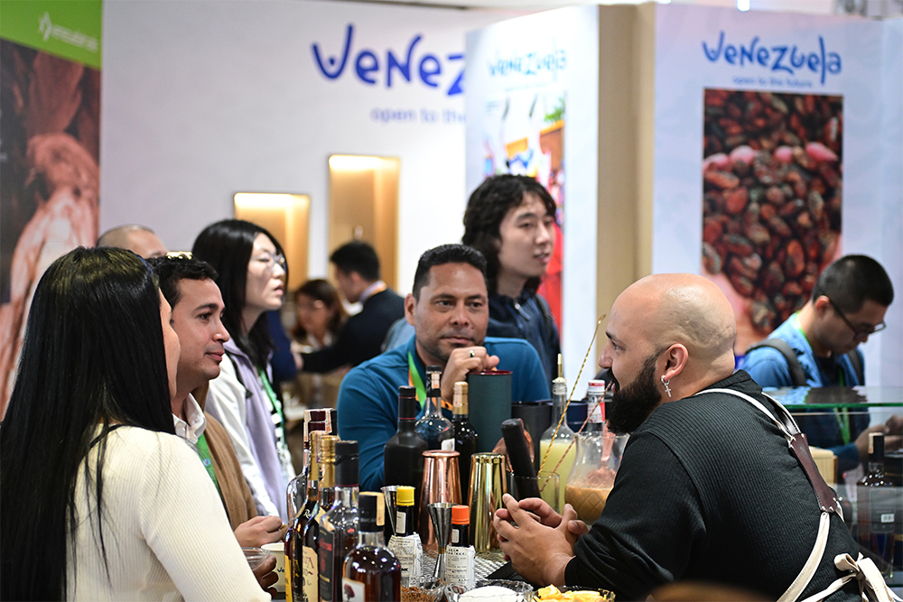 2023年11月9日，上海，觀眾在進(jìn)博會委內(nèi)瑞拉館參觀、交流、洽談。