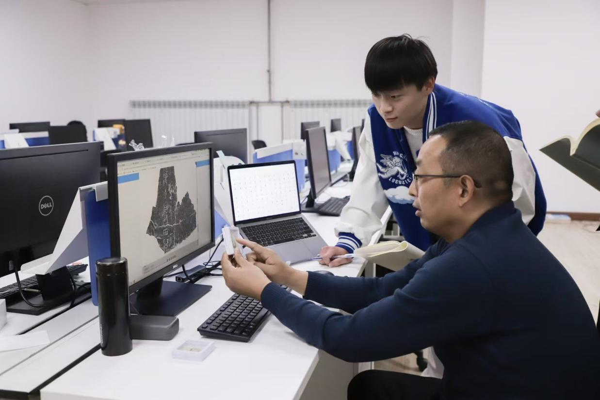 安陽師范學(xué)院甲骨文信息處理教育部重點實驗室，劉永革正在給學(xué)生講甲骨文。受訪者供圖