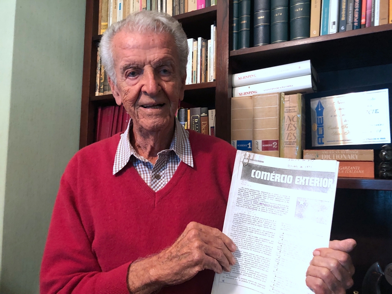 卡洛斯·塔瓦雷斯與其1971年發(fā)表的文章《中國(guó)的對(duì)外貿(mào)易》。資料圖片