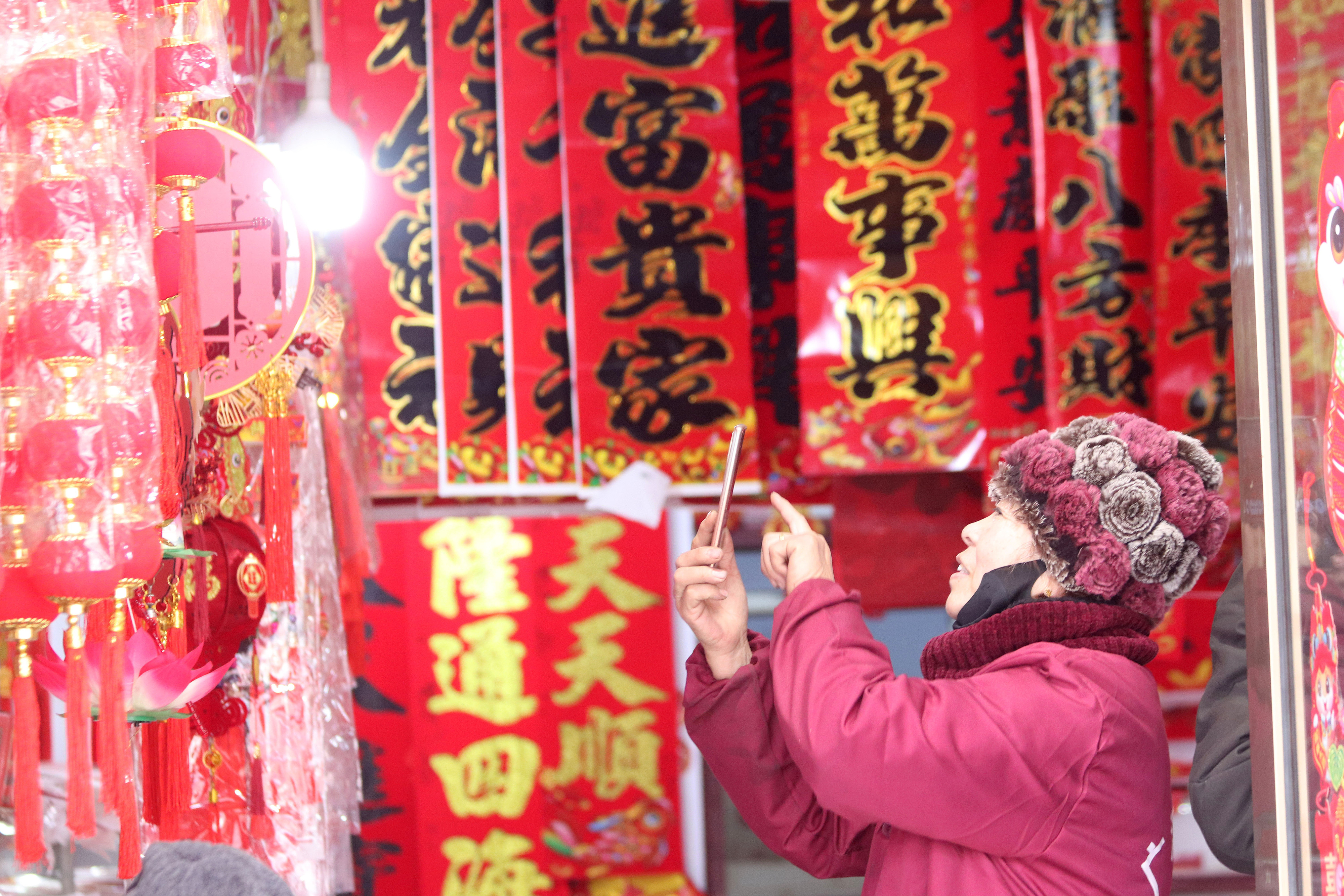 2025年1月5日，在山東省高密市夏莊鎮(zhèn)東李家村，商戶使用手機推銷新春飾品。