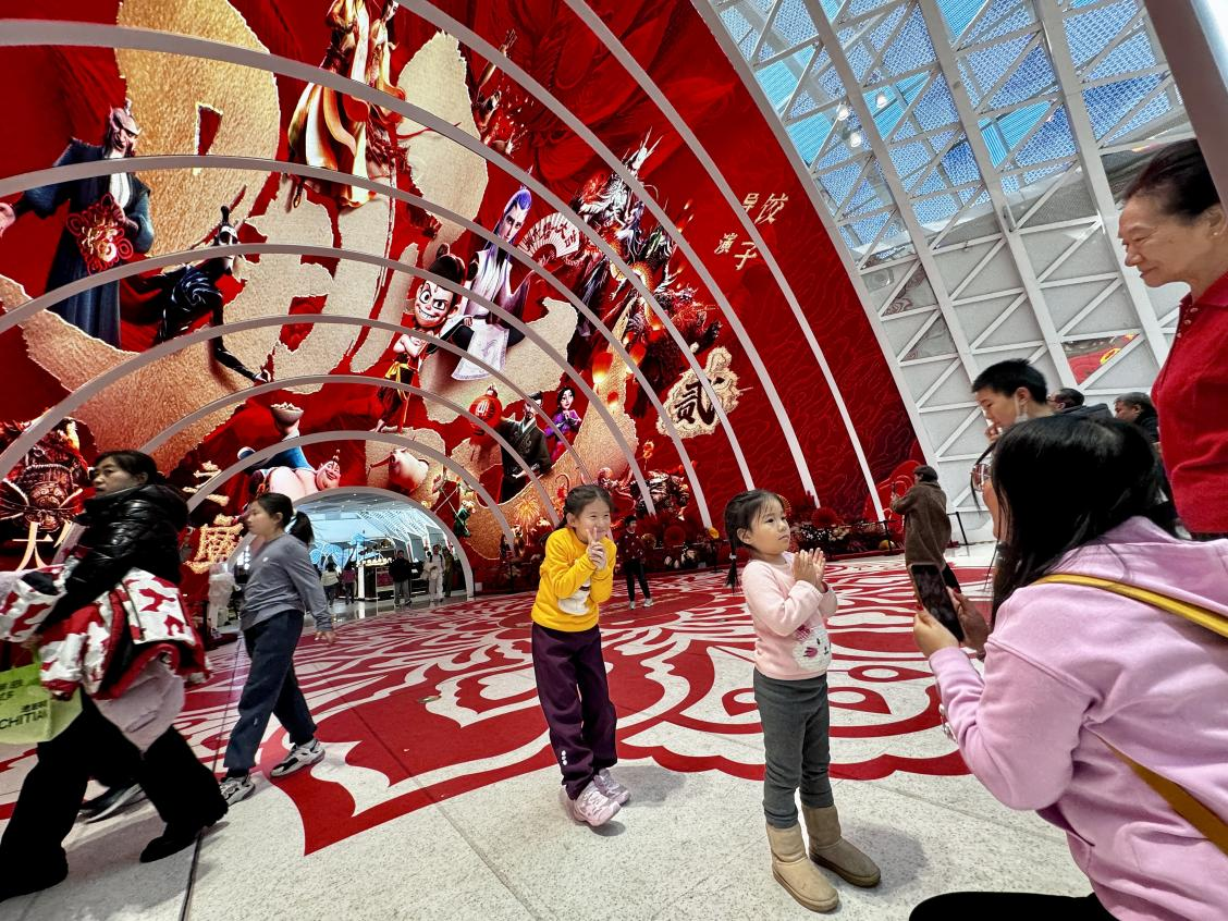 乙巳蛇年春節(jié)期間，影迷在《哪吒之魔童鬧?！肪薹笄芭恼沾蚩?。