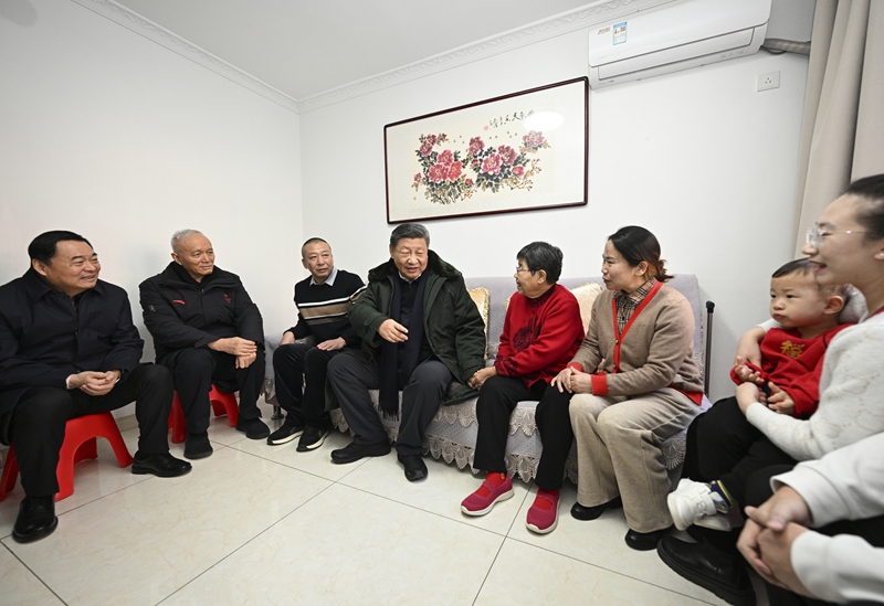 2025年1月23日上午，習(xí)近平總書記在遼寧沈陽(yáng)大東區(qū)長(zhǎng)安街道長(zhǎng)安小區(qū)考察時(shí)，走進(jìn)居民郎素蘭家中看望。