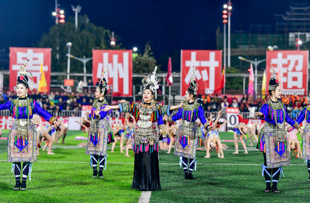 2025年3月14日，2025年貴州“村超”40強(qiáng)交叉賽在榕江“村超”足球場舉行，演員在比賽間隙表演侗族大歌，民族文化伴隨著體育賽事成功“出圈”。圖片來源：新華社