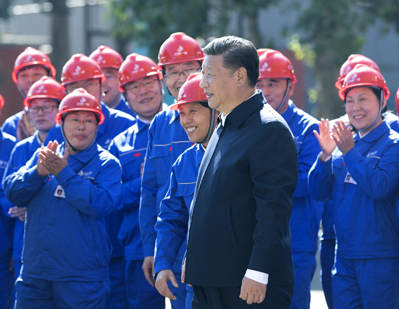 2018年9月26日，在中國(guó)一重集團(tuán)，習(xí)近平總書(shū)記走到工人中間，同大家親切交流。
