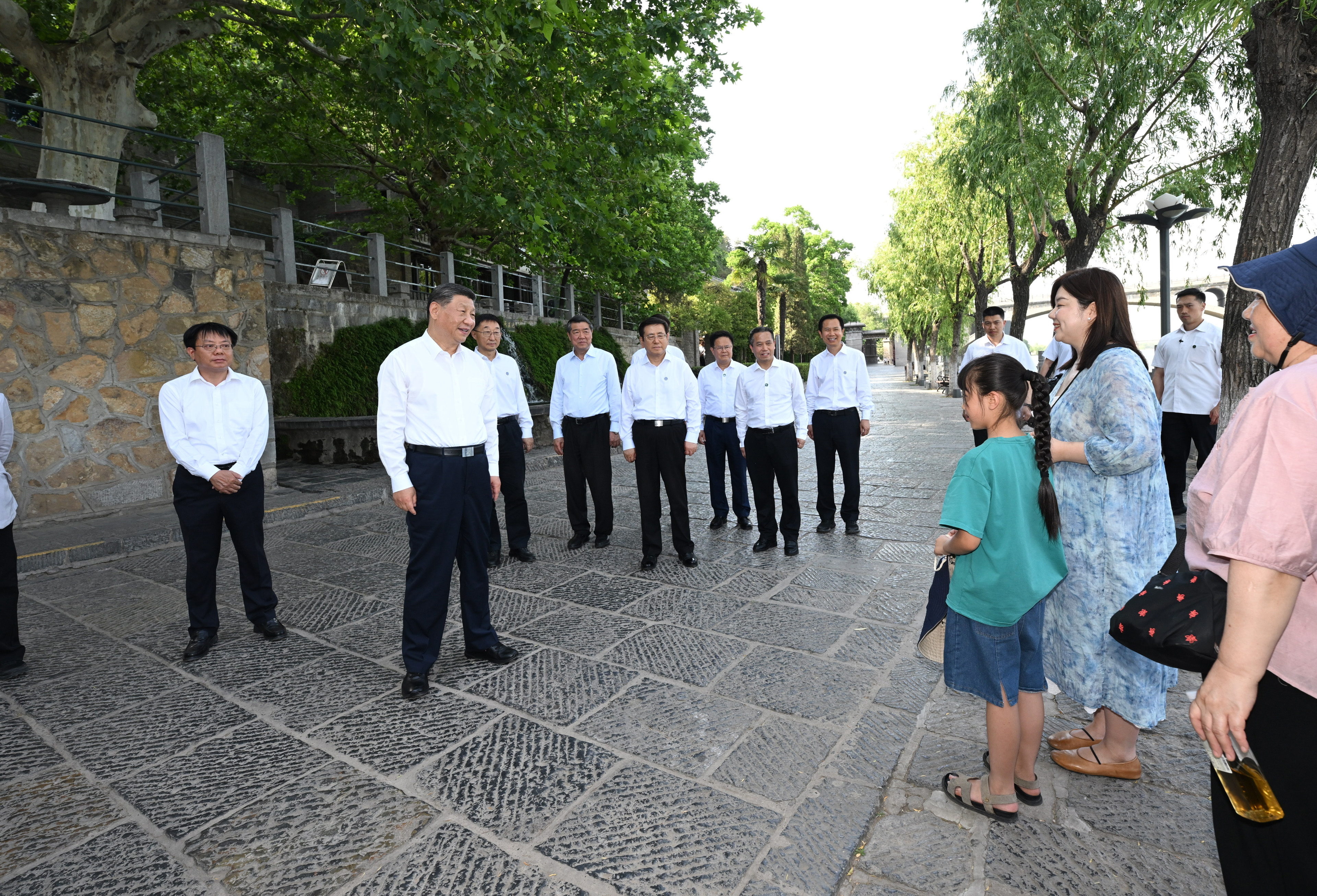 5月19日至20日，中共中央總書記、國(guó)家主席、中央軍委主席習(xí)近平在河南考察。這是19日下午，習(xí)近平在洛陽(yáng)龍門石窟考察時(shí)，同游客親切交流。新華社記者 謝環(huán)馳 攝
